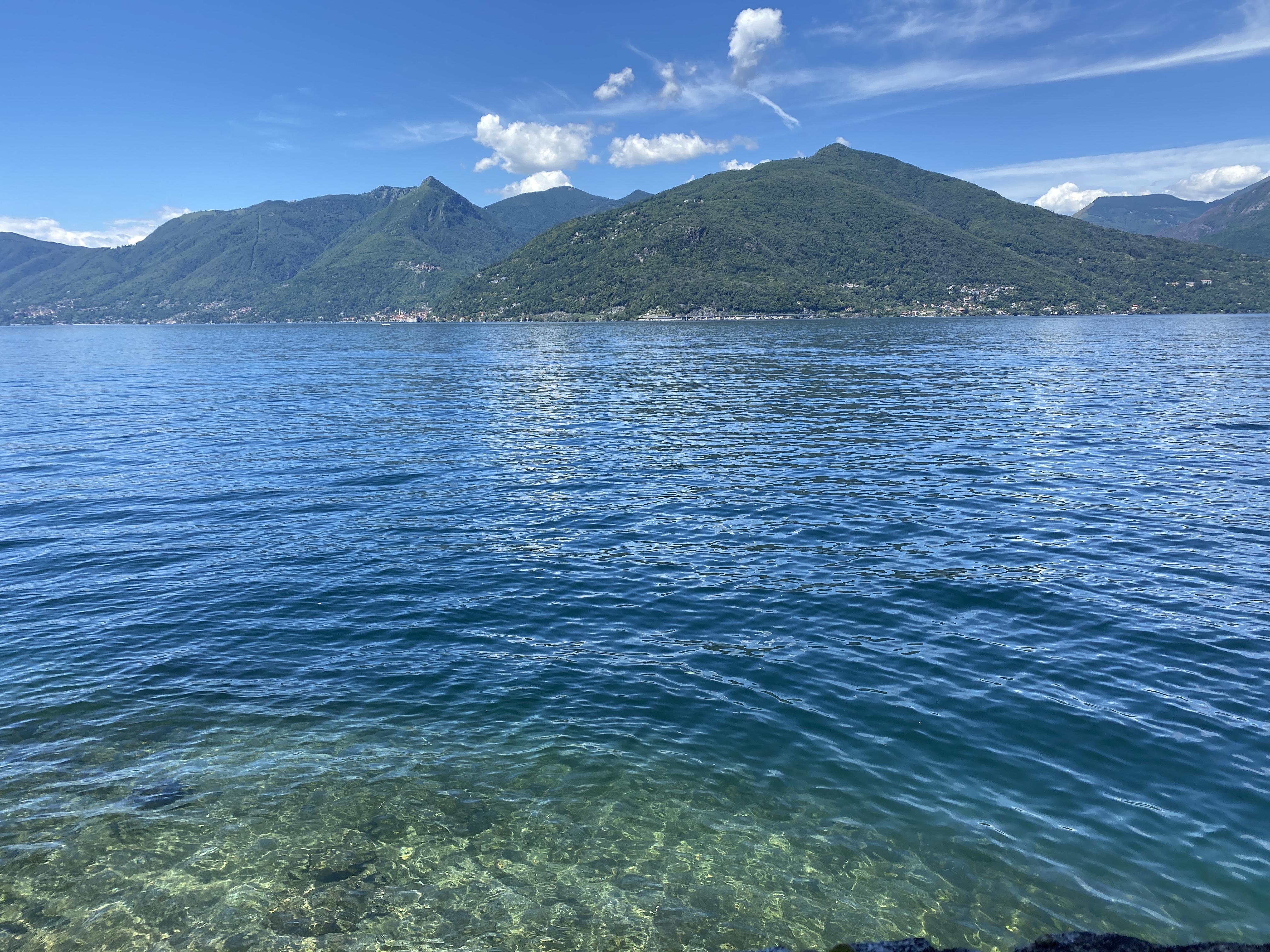 Scorcio sul lago e monti sullo sfondo