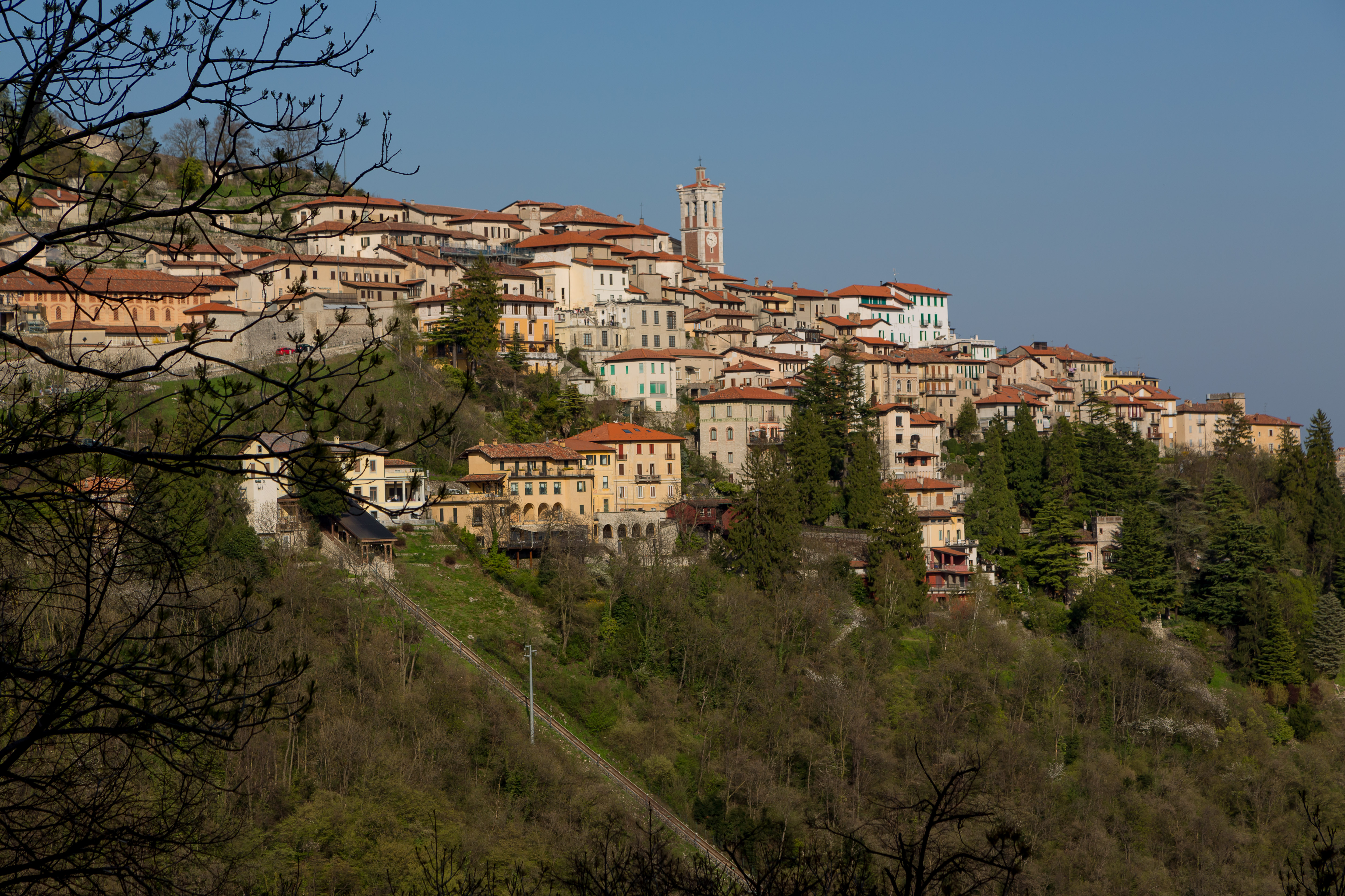 Vista del paese sul Sacro Monte di Varese e del pendio boschivo