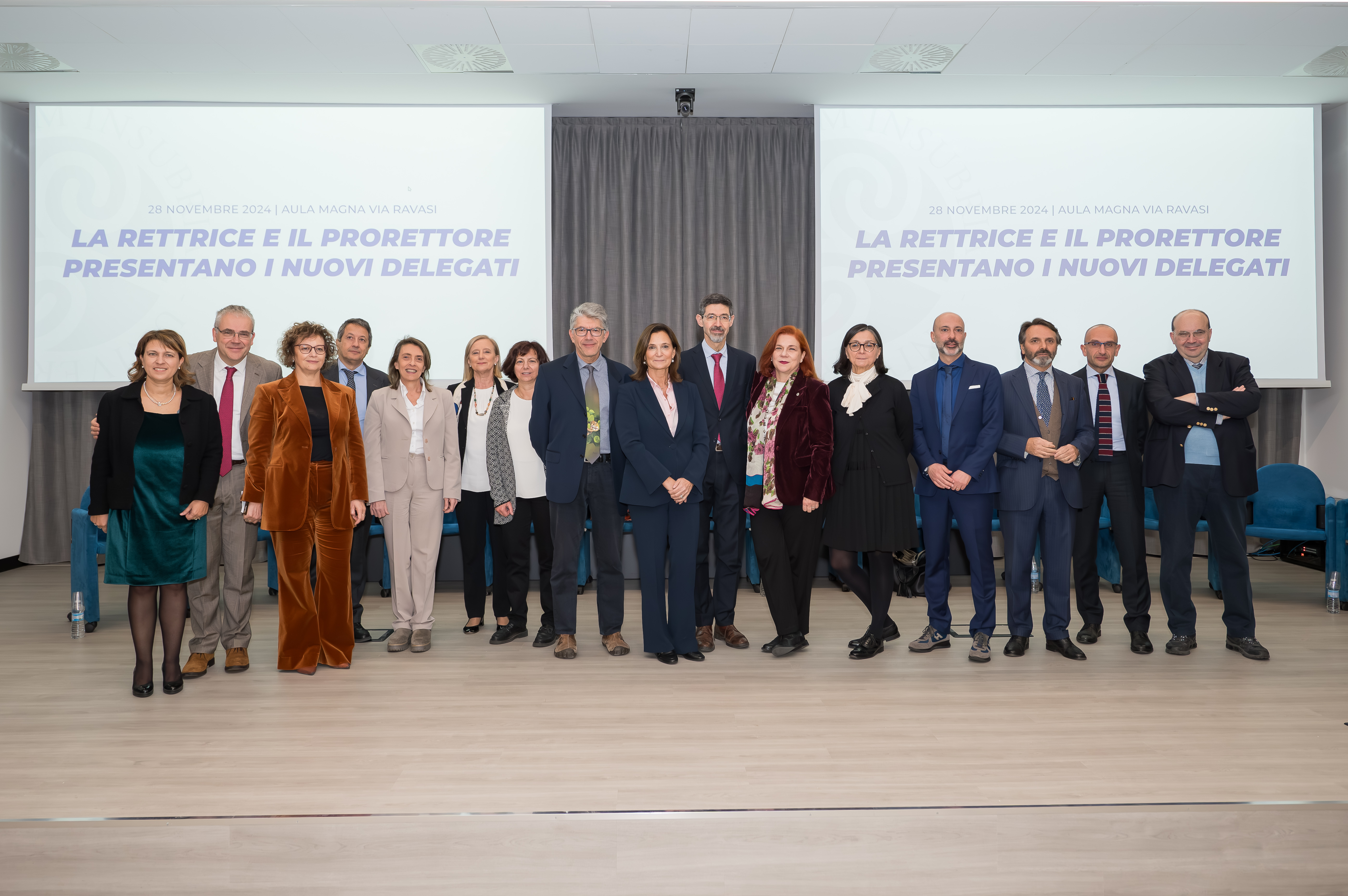 Foto di gruppo: la rettrice e il prorettore con i delegati e referente strategica
