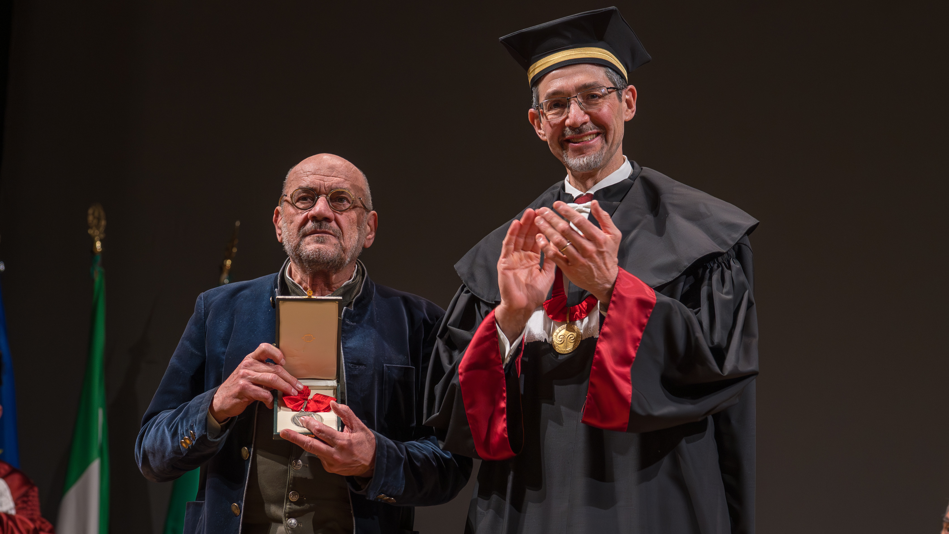 Prorettore Umberto Piarulli consegna Rosa Commacina a Erasmo Figini (Cometa)