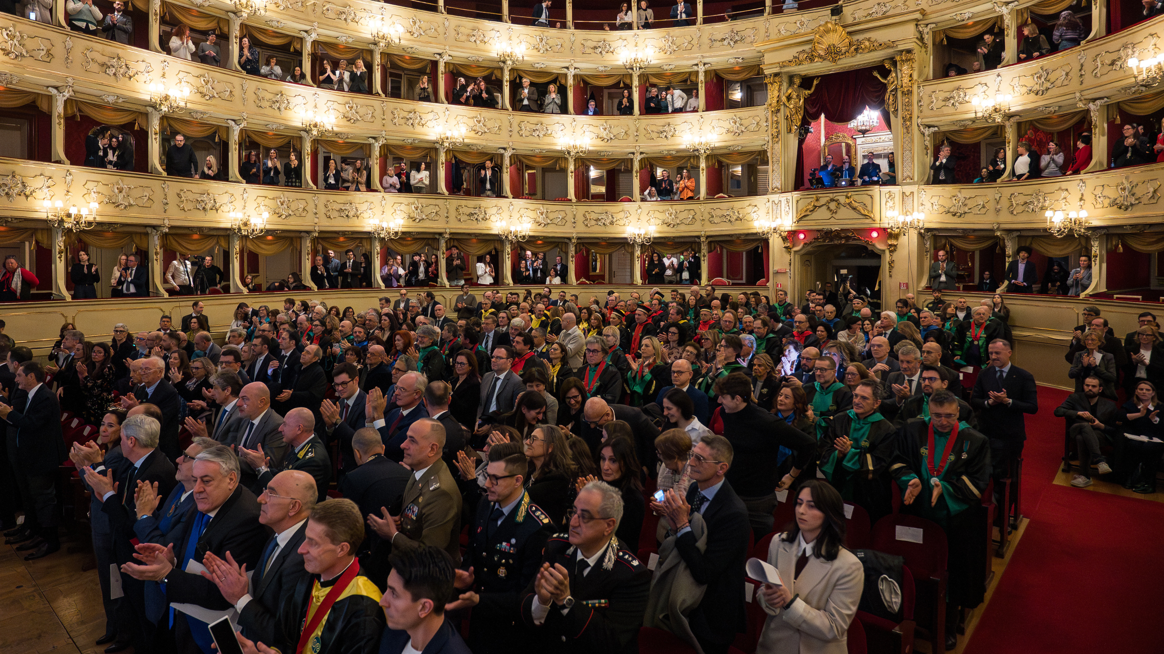 Teatro sociale di Como con gli ospiti in sala