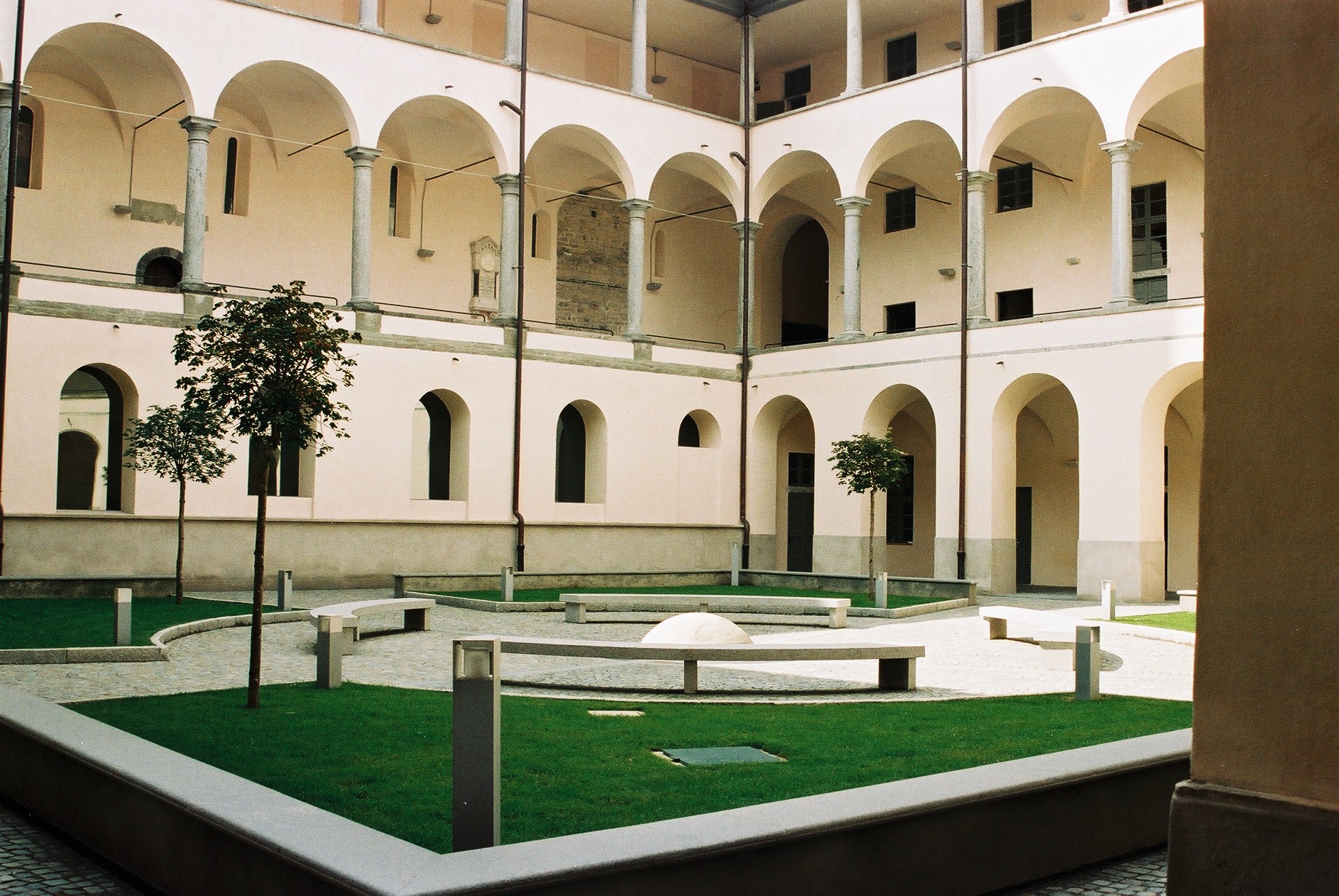 Vista sul chiostro della sede di Sant'Abbondio a Como