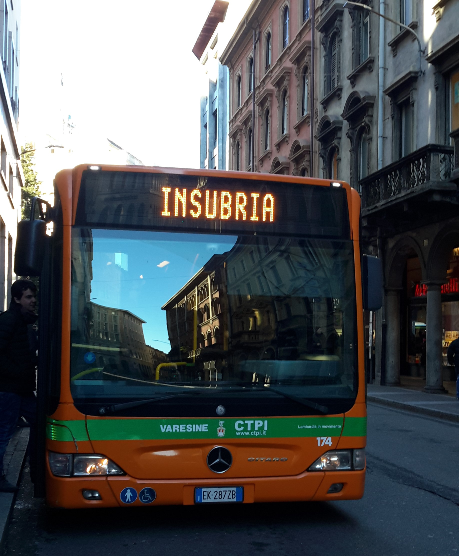 Autobus della Linea C di Varese, corsa "Insubria" con ragazzo che sale