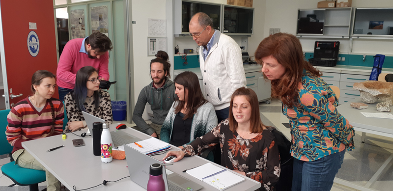 Professori e studenti nel laboratorio in Antartide