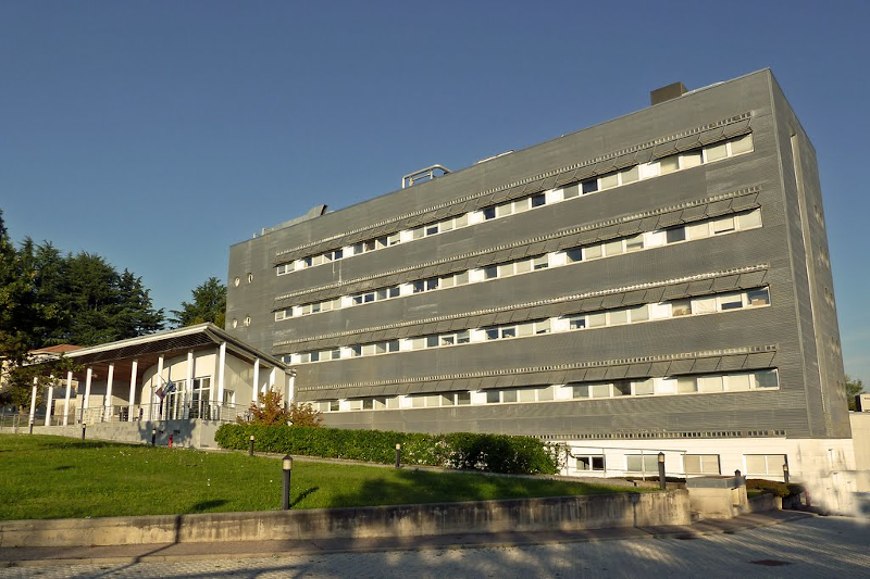 Edificio con porticato, prato