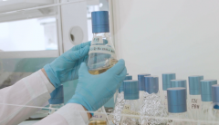 Foto della news: mani che sorreggono un campione di laboratorio