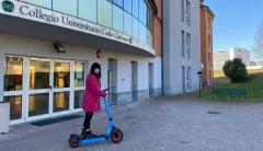 Foto di ragazza su monopattino davanti al Collegio