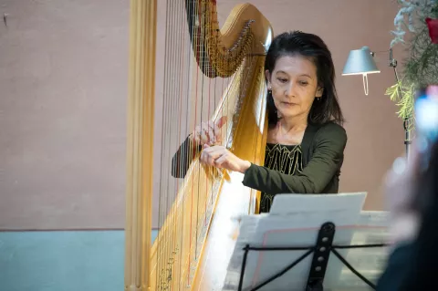 La sua gentilezza non conosceva limiti: dalla ricerca di alloggio al pagamento delle bollette, Silvia si prendeva cura di ogni dettaglio pratico. Tuttavia, il suo contributo non si fermava alla sfera burocratica e molti studenti internazionali, la ricordano ancora oggi per pranzi e cene calorose, perché come amava ricordare: “la lontananza dalla propria casa non deve farsi sentire”.