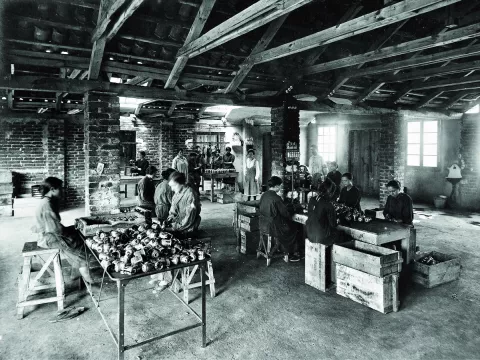 “La fabbrica delle ragazze”: il romanzo di Ilaria Rossetti e la memoria storica degli incidenti sul lavoro