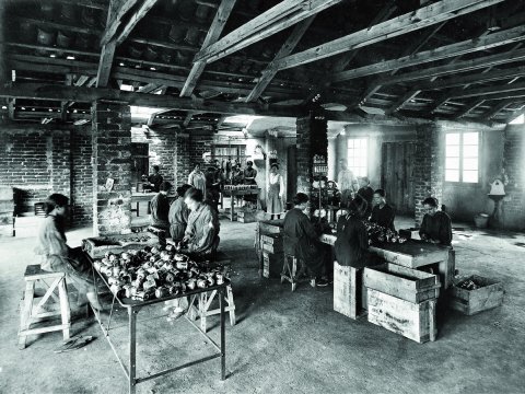 “La fabbrica delle ragazze”: il romanzo di Ilaria Rossetti e la memoria storica degli incidenti sul lavoro