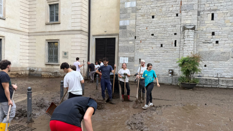 studenti in Sant'Abbondio che puliscono la sede dopo l'alluvione