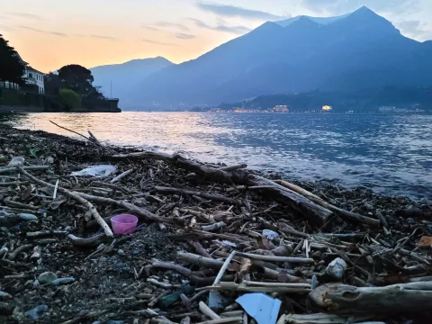 Spiaggia inquinata sul lago di Como