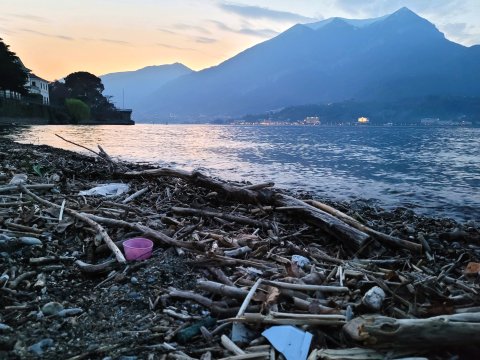 Spiaggia inquinata sul lago di Como