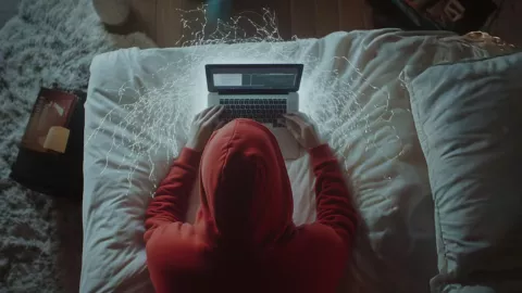 ragazzo sul letto al computer che sperimenta l'AI
