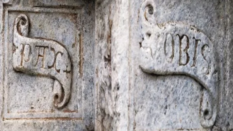 Colonne con incisa la frase "pace vobis"
