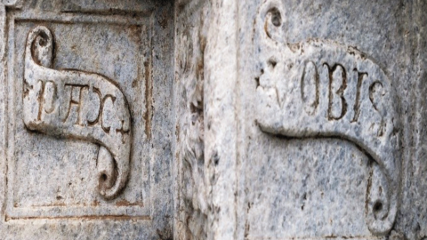 Colonne con incisa la frase "pace vobis"