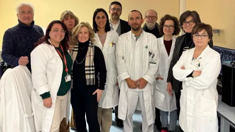 Da sinistra, senza camice: Rosario Casalone, Valeria Caruso, Tania Jemoli, Giulio Broggini, Dario Grisostolo, Paola Granata; a destra con camice in primo piano Rossana Righi e personale della parte del personale della struttura