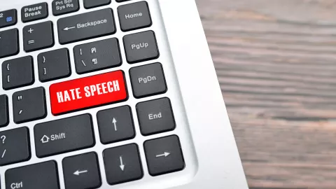 Tastiera pc con tasto rosso con la scritta hate speech