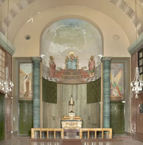 Veduta d'insieme del presbiterio della chiesa dell'ex Collegio Sant'Ambrogio