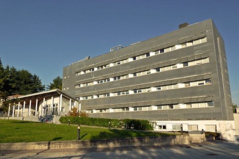 Edificio con porticato, prato