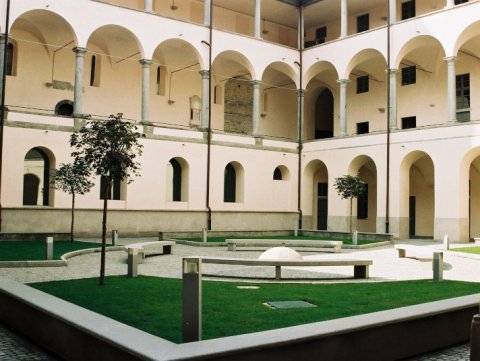 Chiostro con archi, prato, panchine