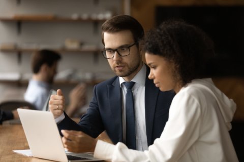 Studente ed esperto valutano un'idea d'impresa