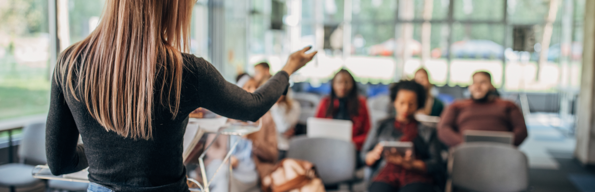 studenti in aula con formatrice