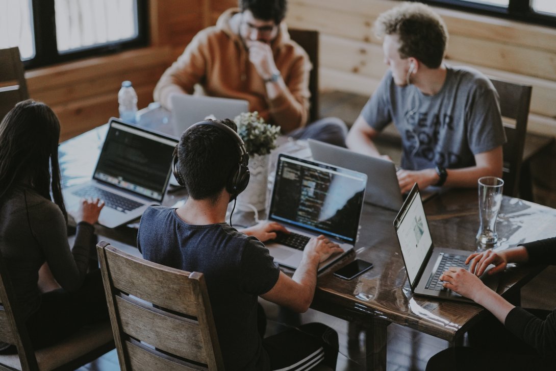 Foto di copertina, persone che lavorano al PC