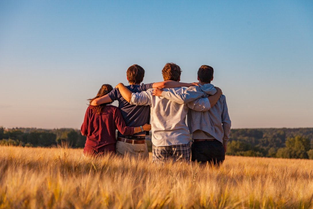 Foto di copertina, persone che si abbracciano