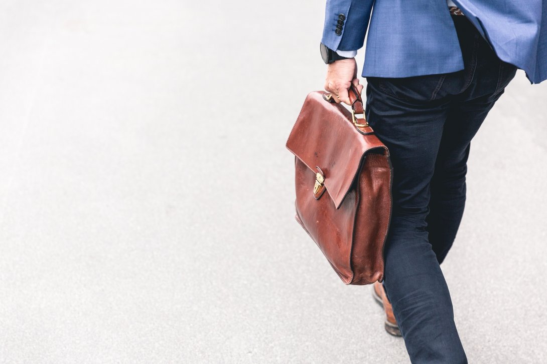 Foto di copertina, uomo con una borsa da lavoro