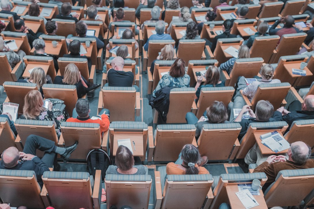 Immagine di copertina con aula universitaria