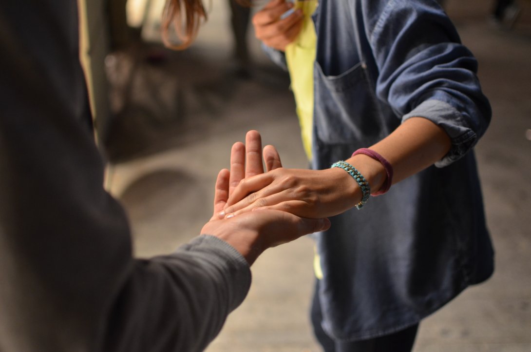 Immagine di copertina, persone che si tendono la mano