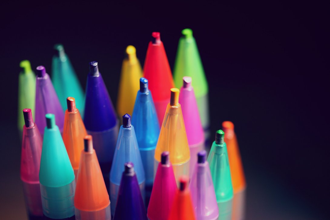 Foto di penne colorate che simboleggiano l'inclusività di ogni categoria di studente