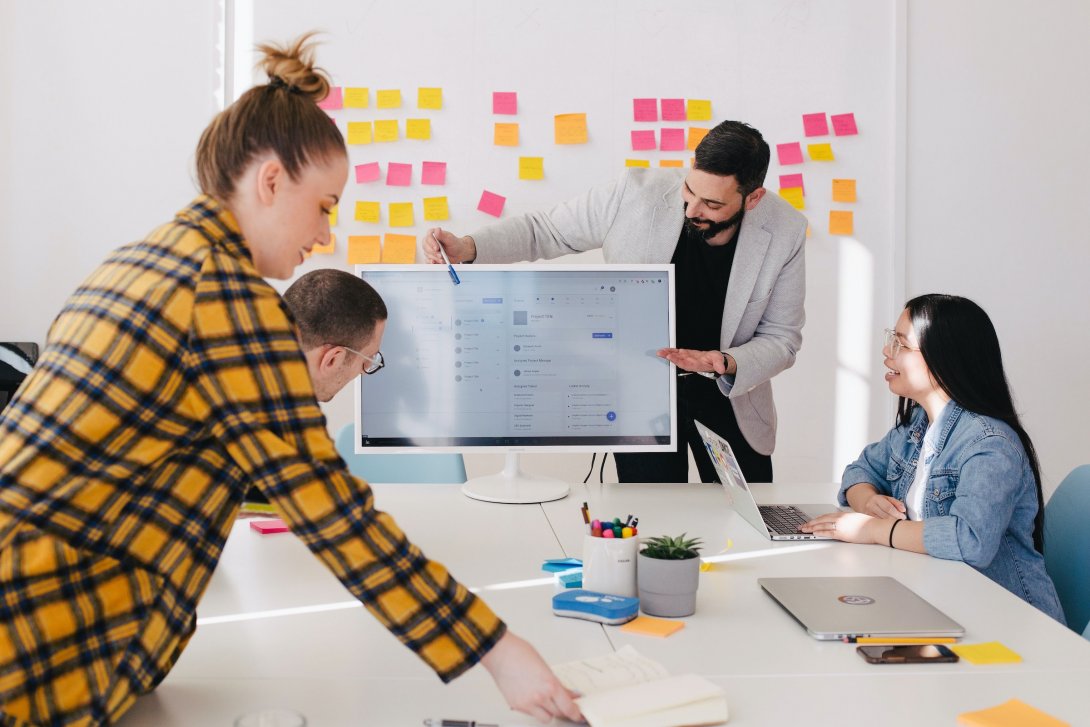 Foto che ritrae delle persone che lavorano in gruppo in un ufficio