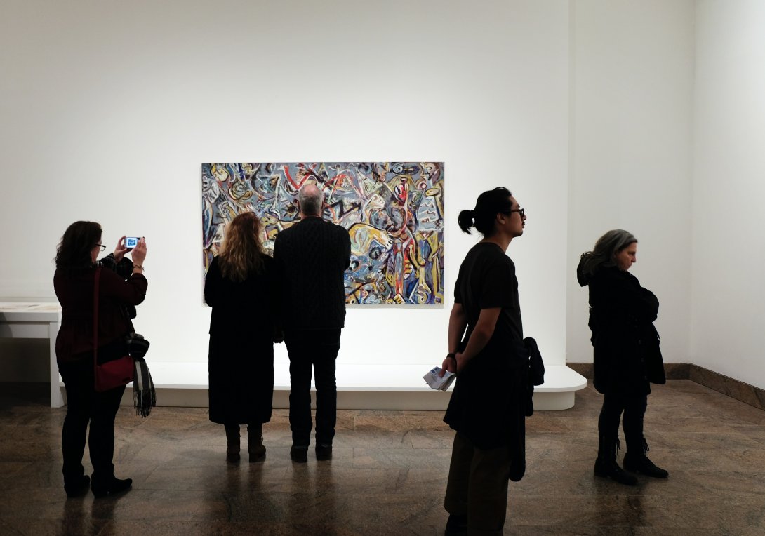 Foto di persone che visitano una galleria d'arte