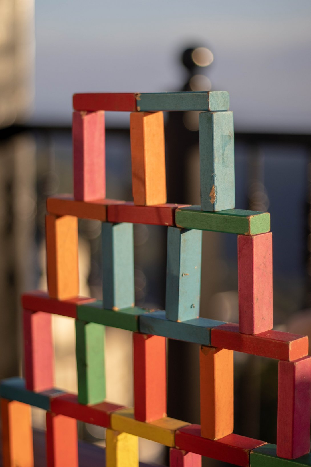 Foto di una torre realizzata con blocchi di legno