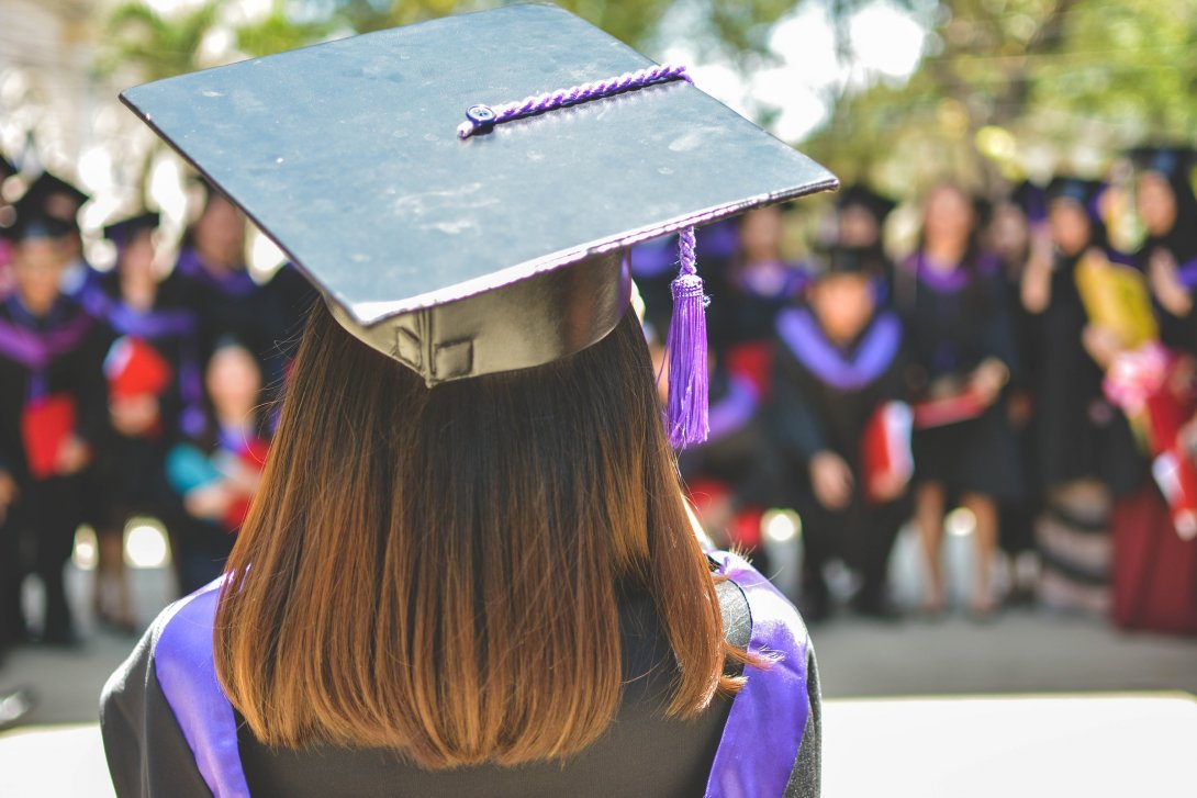 Foto di una ragazza che indossa toga e tocco durante una cerimonia di laurea