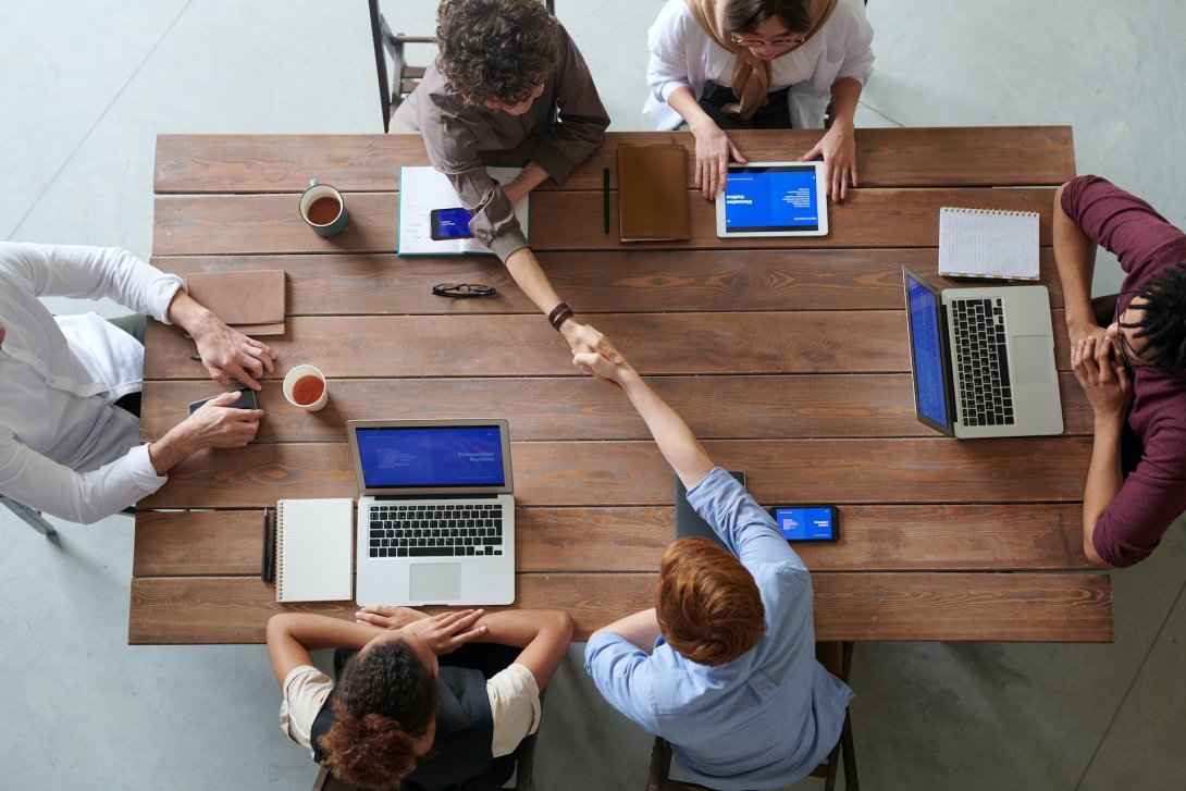 Foto di un gruppo di persone che lavorano insieme