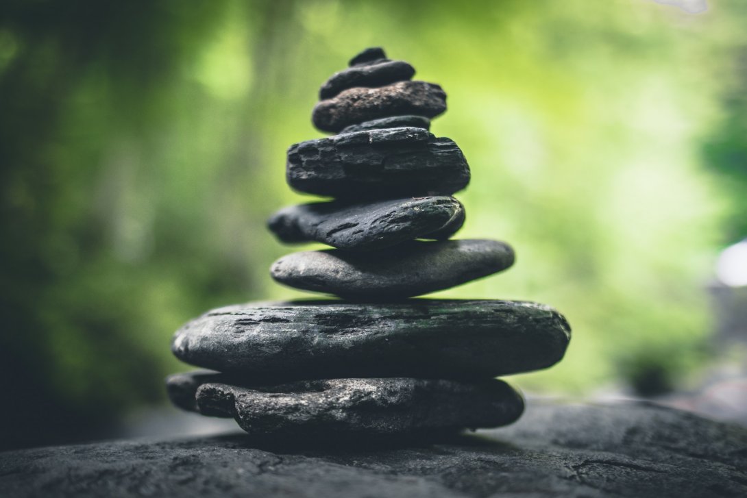 Foto di una pila di pietre, che rappresenta l'equilibro garantito da una base di valori solida