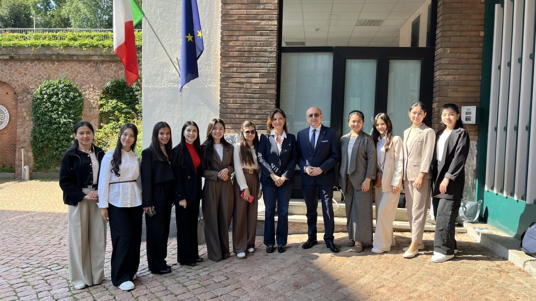 Studentesse uzbeke con rettrice e prefetto