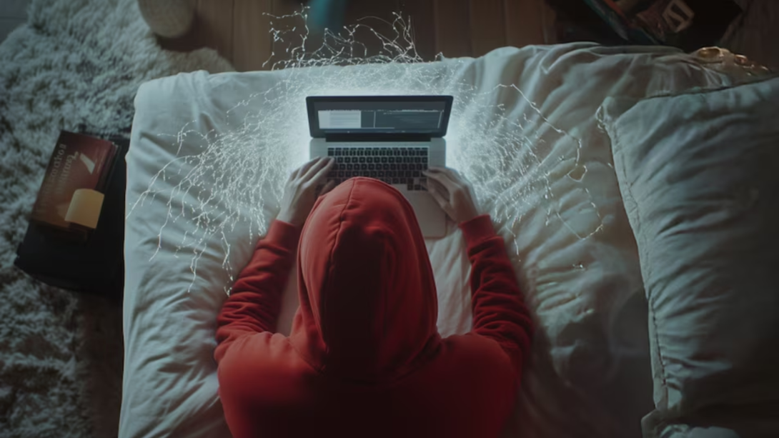 ragazzo sul letto al computer che sperimenta l'AI