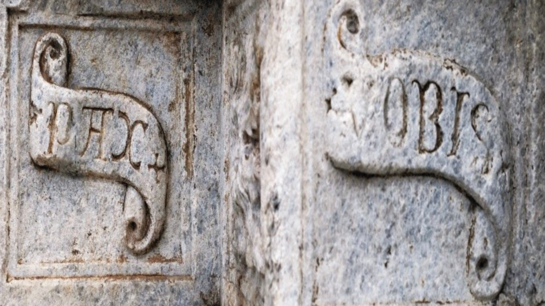 Colonne con incisa la frase "pace vobis"