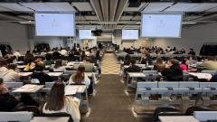 Aula universitaria con studenti che seguono lezione