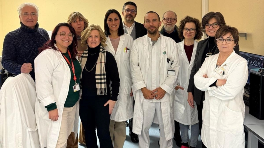 Da sinistra, senza camice: Rosario Casalone, Valeria Caruso, Tania Jemoli, Giulio Broggini, Dario Grisostolo, Paola Granata; a destra con camice in primo piano Rossana Righi e personale della parte del personale della struttura