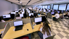 Studenti in laboratorio di informatica