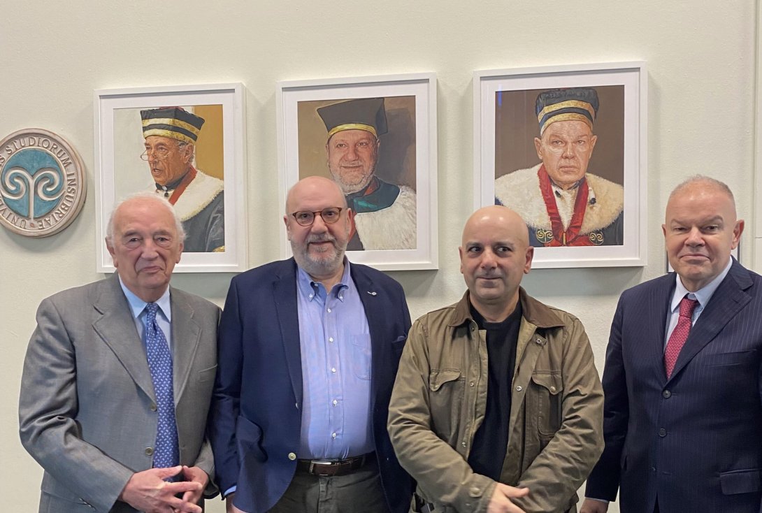 Renzo Dionigi, Alberto Coen Porisini, Luca Del Baldo e Angelo Tagliabue di fronte alle opere. 