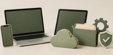 smanrtphone, personal computer, tablet, cloud, cartelletta, ingranaggio e scudo con icona di una spunta, tutto su sfondo beige