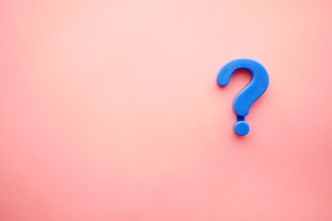 Copertina FAQ - fondo rosato con punto di domanda blu