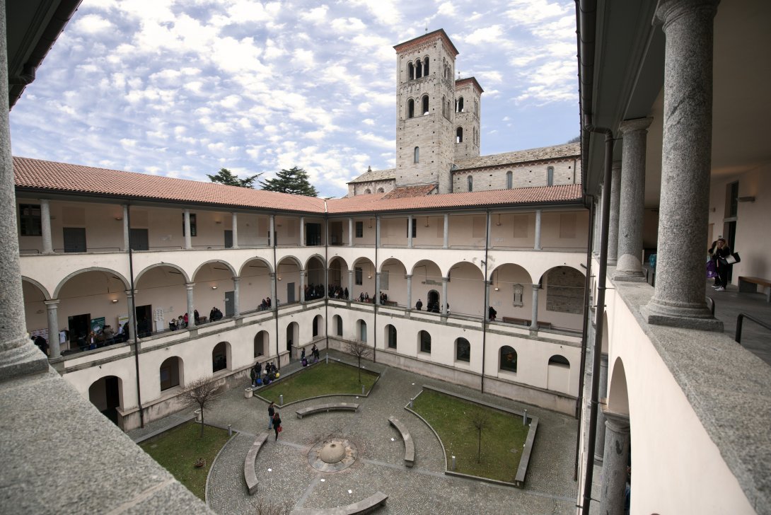 Chiostro e campanili della sede di Sant'Abbondio