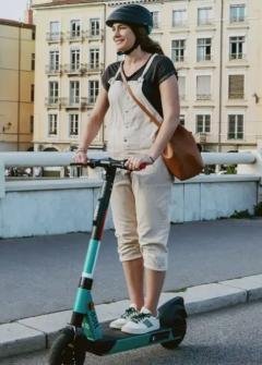 Una ragazza utilizza un monopattino elettrico